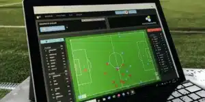 Bildschirm eines Laptops, auf dem live ein Fußballspiel getrackt und analysiert wird.