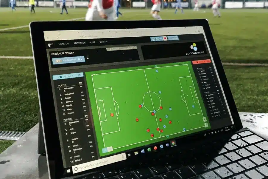 Bildschirm eines Laptops, auf dem live ein Fußballspiel getrackt und analysiert wird.