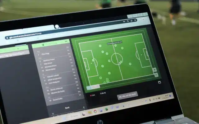 Auf dem Display eines Laptops ist ein aktuell laufendes Match Tracking abgebildet.