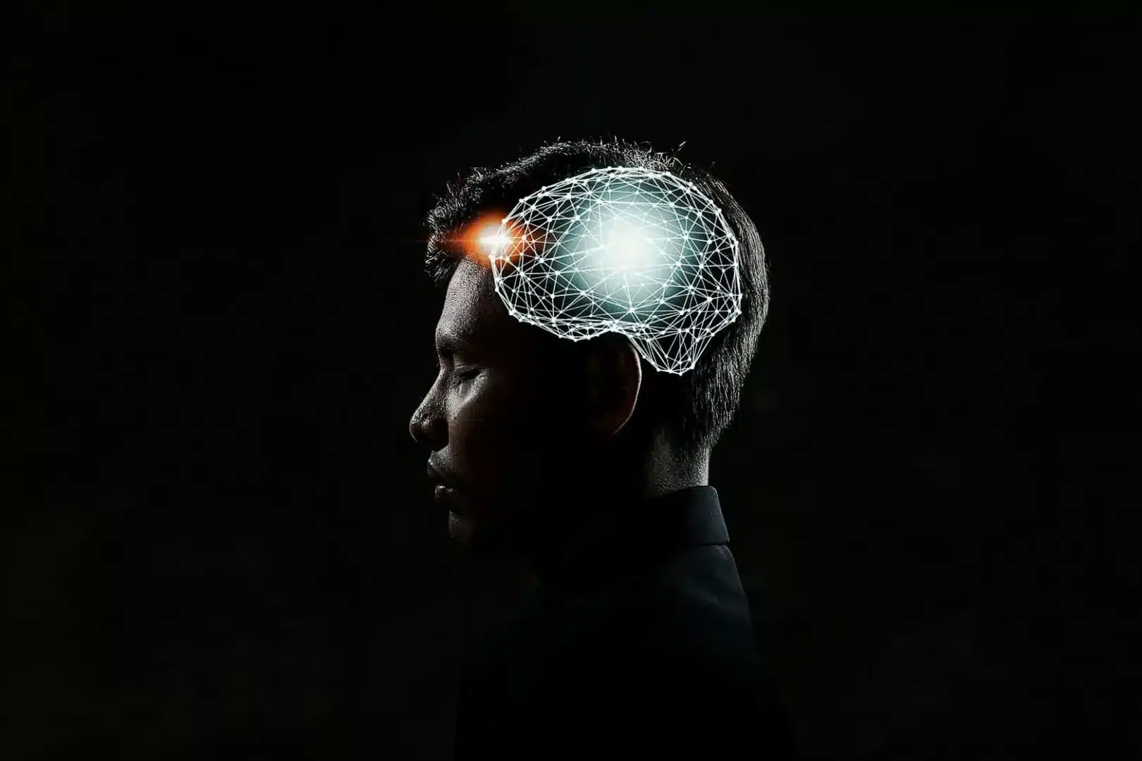Manne vor schwarzem Hintergrund. Am Kopf ist eine Grafik eines vernetzten Gehirns abgebildet.